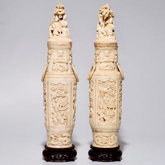 Une paire de vases et couvercles en ivoire sculpté, Chine, début du 20ème